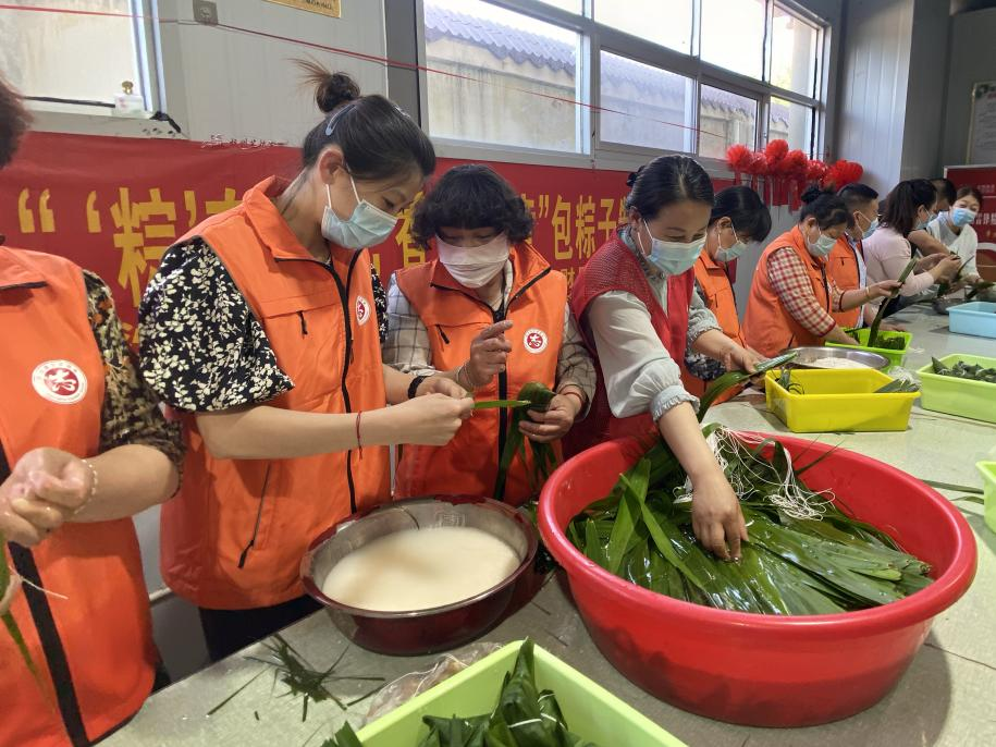 青口供電所黨支部聯(lián)合生產(chǎn)生活服務(wù)中心分會(huì)、黃沙坨社區(qū)，共同舉辦“悠悠艾草香 濃濃端午情”系列活動(dòng)。.png